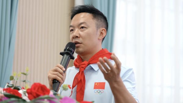 奥(ào)运(yùn)冠军郭伟阳为同学们送上寄语。图片来源：国家体育总局体育文化发展中心