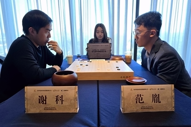 谢科(左(zuǒ))对(duì)阵范胤。人民网记者 胡雪蓉摄