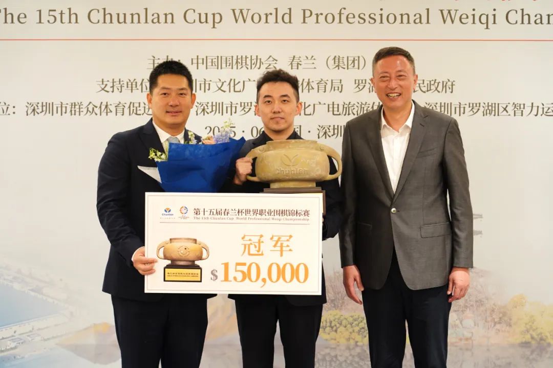中(zhōng)国(guó)围(wéi)棋(qí)协(xié)会(huì)主席(xí)常(cháng)昊(hào)（左(zuǒ)）为(wèi)杨(yáng)楷(kǎi)文颁(bān)奖(jiǎng)。人(rén)民(mín)网(wǎng)记(jì)者(zhě)李(li)乃(nǎi)妍(yán)摄(shè)