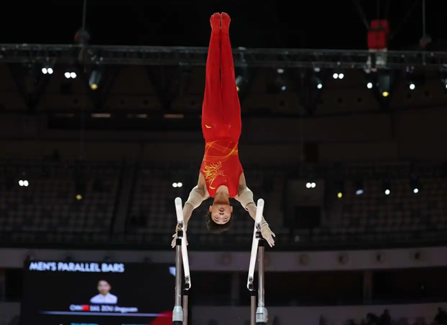 邹(zōu)敬(jìng)园(yuán)在(zài)双(shuāng)杠(gāng)决(jué)赛(sài)中(zhōng)。新(xīn)华社记者 白雪飞摄