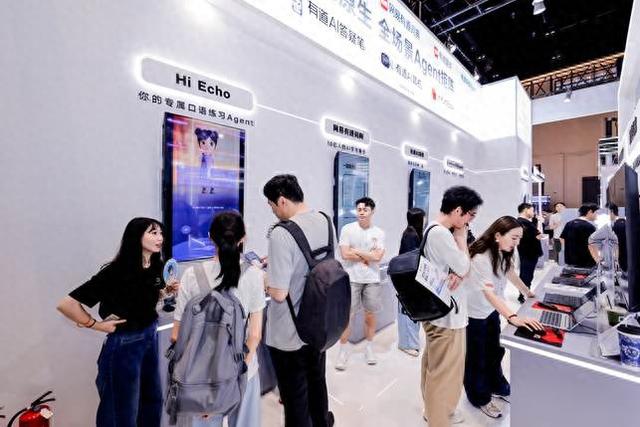 2026WAIC现场:有道词典、有道宝库、有道AI同传、Hi Echo齐登场,AI学习助手全面进化