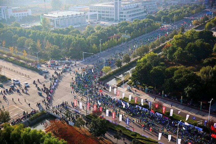 好评中国丨数瞰新发展：7万亿，体育产业“飞”向新蓝海
