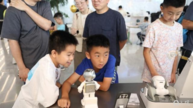 【场面】AI应用商店迎来研学青少年